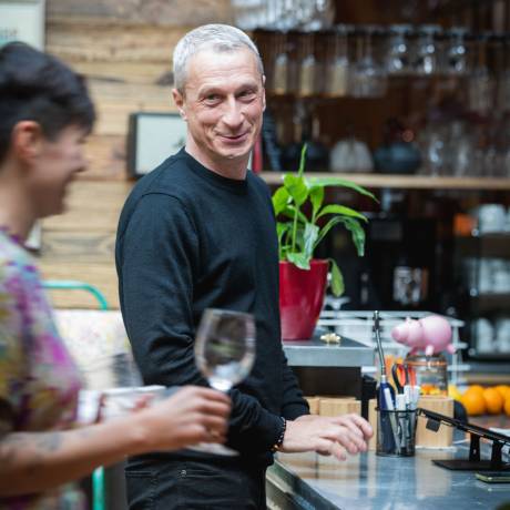 Bonne ambiance dans le restaurant Bistrot Noisette de l'Hotel La Cachette à Dieulefit