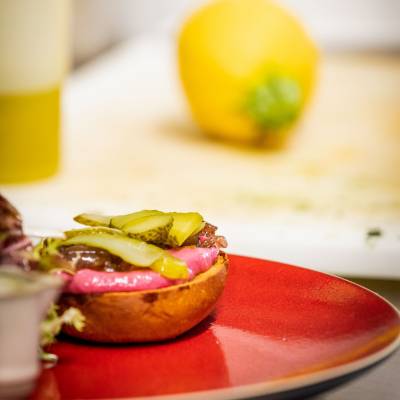 préparation du burger du restaurant Bistrot Noisette à Dieulefit